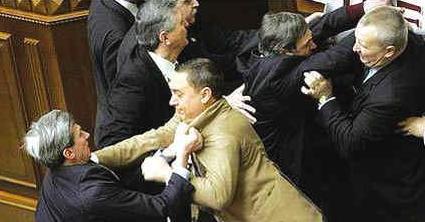 乌前总理季莫申科遭调查引发议员斗殴 5人受伤