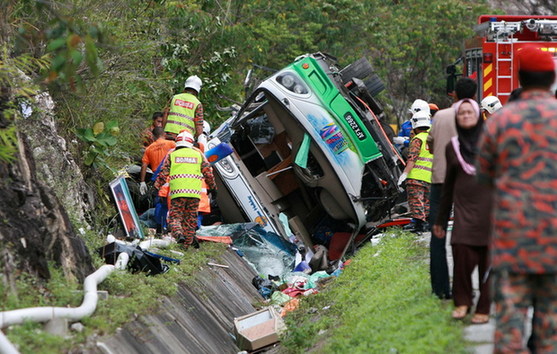 马来西亚旅游巴士翻车造成至少27人死亡