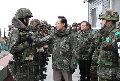 韩国举行规模空前陆空军演