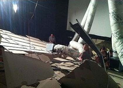 澳大利亚一影院屋顶暴雨中坍塌 36人受伤