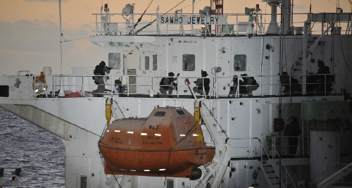 韩国海军对被劫货轮发起罕见强攻 击毙海盗救出人质
