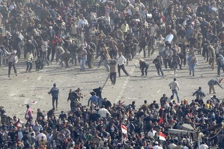 开罗广场上演两派群殴致3人死 军方隔岸观火