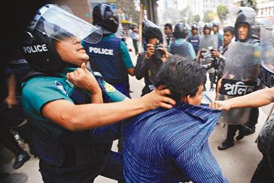 孟加拉国反对党发动大罢工导致警民冲突(图)