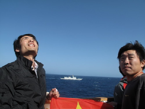 海军“徐州号”在地中海为我撤侨游轮伴航