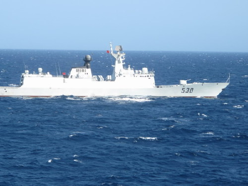 海军“徐州号”在地中海为我撤侨游轮伴航