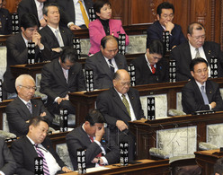 民主党16名议员缺席预算案表决 菅直人面临考验