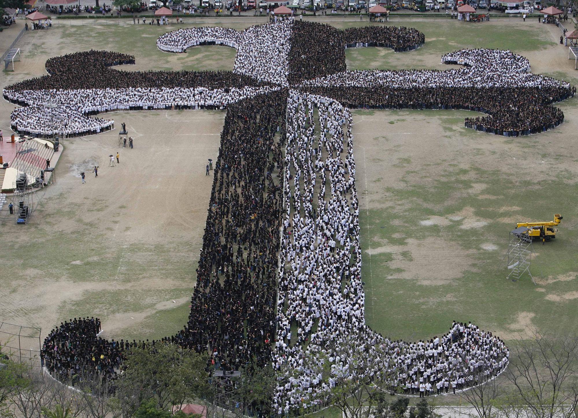 菲律宾两万师生将打破“世界最大人体十字架”纪录