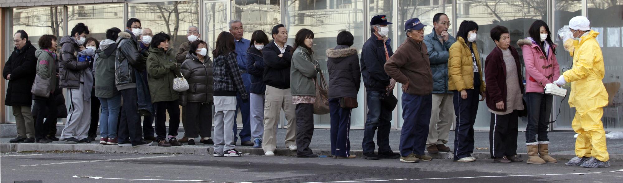 日本强震第四天图集：抢购限量商品 接受辐射检查