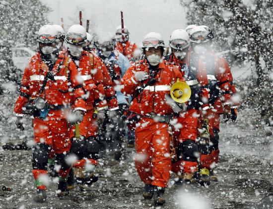 组图：日本仙台灾区天降大雪 救灾工作仍井然有序