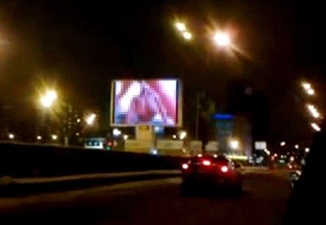俄黑客在首都中心电子广告牌上放黄片 被判入狱6年