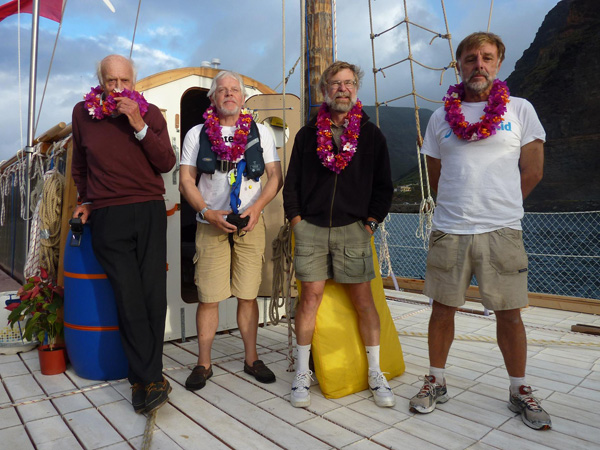 4位英国老人乘筏横渡大西洋 年龄最长者85岁
