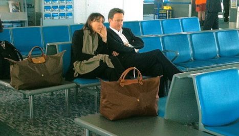 英首相夫妇外出度假真低调 坐廉价航班最后登机
