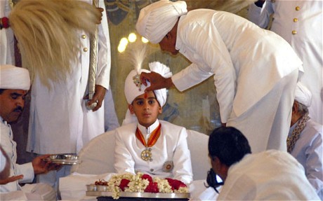 印度王室举行加冕仪式 12岁男童继任印度斋蒲尔王公