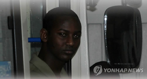韩国首次开庭审理4名索马里海盗 27日宣判(图)
