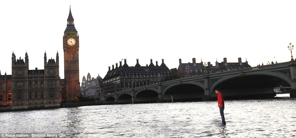 泰晤士河上大秀“凌波微步” 英国28岁当红魔术师惊呆观众