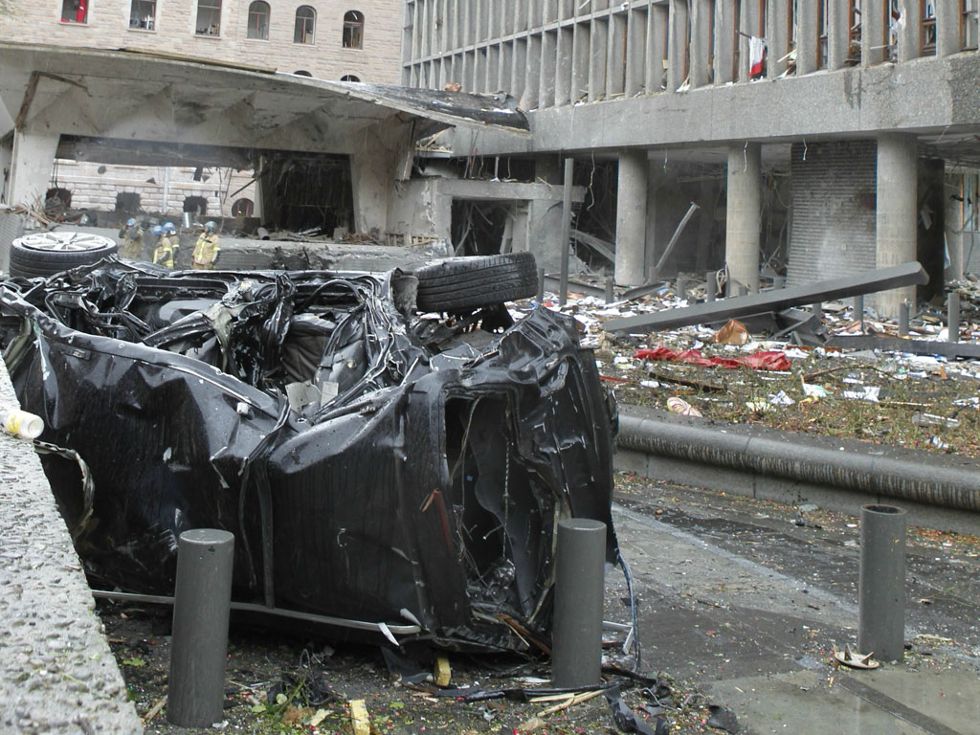政府大楼惊魂:汽车炸弹爆炸致7人死亡
