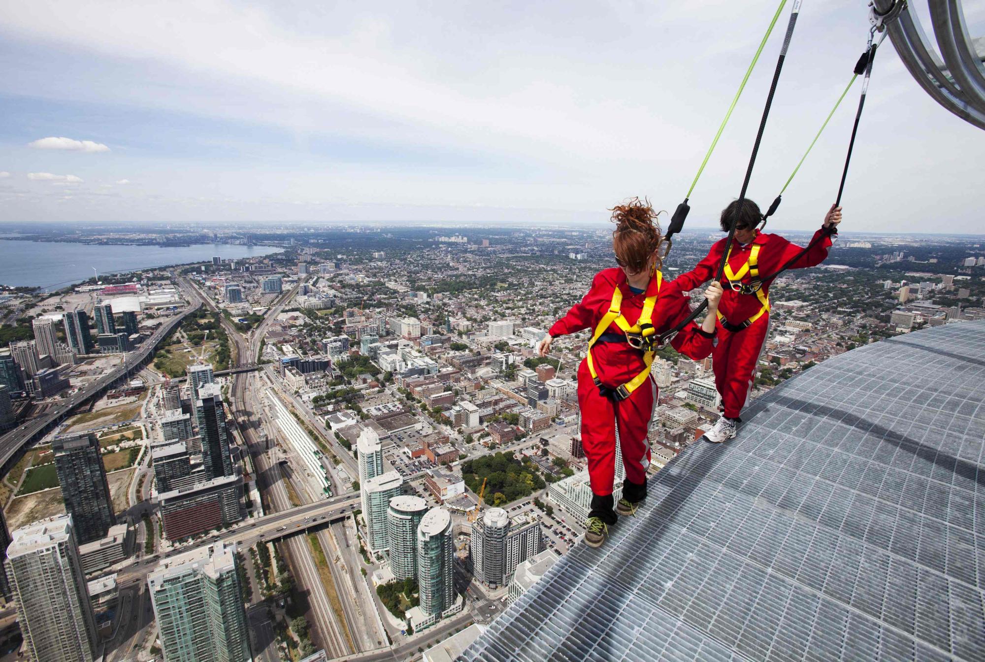 Нестандартная высота. Аттракцион EDGEWALK В Торонто. Башня си-эн Тауэр. EDGEWALK, телебашня си-эн Тауэр, Торонто, Канада. Си-эн Тауэр Торонто высота.