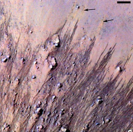 探测器图片显示最新证据 火星表面可能存在液态水