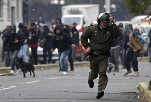 智利学生示威要求教育改革 同警察爆发冲突2人受伤235人被捕