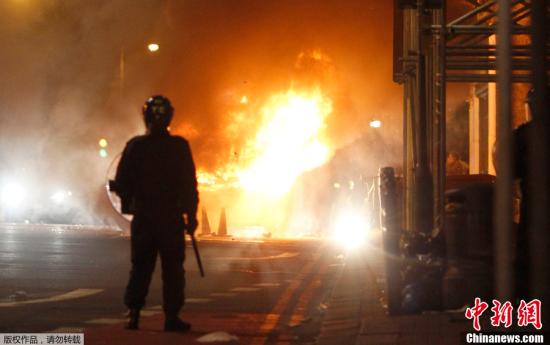 英国伦敦北部骚乱 300人围攻警局8名警员受伤