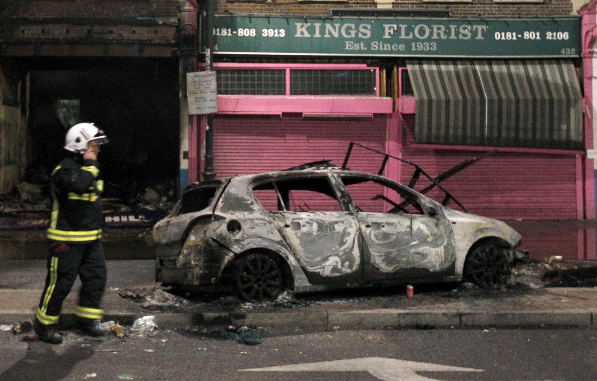 警方射杀青年引发伦敦北部严重骚乱 车辆被烧店铺挨砸
