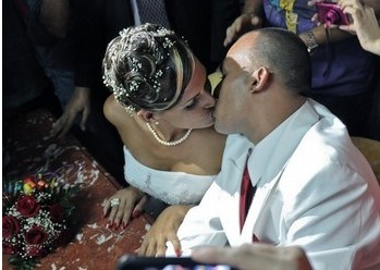 古巴首例“同性”合法婚礼举行 新人为卡斯特罗庆生