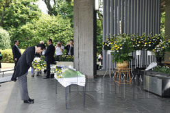 菅直人赴战殁者墓苑献花 阁僚无人参拜靖国神社