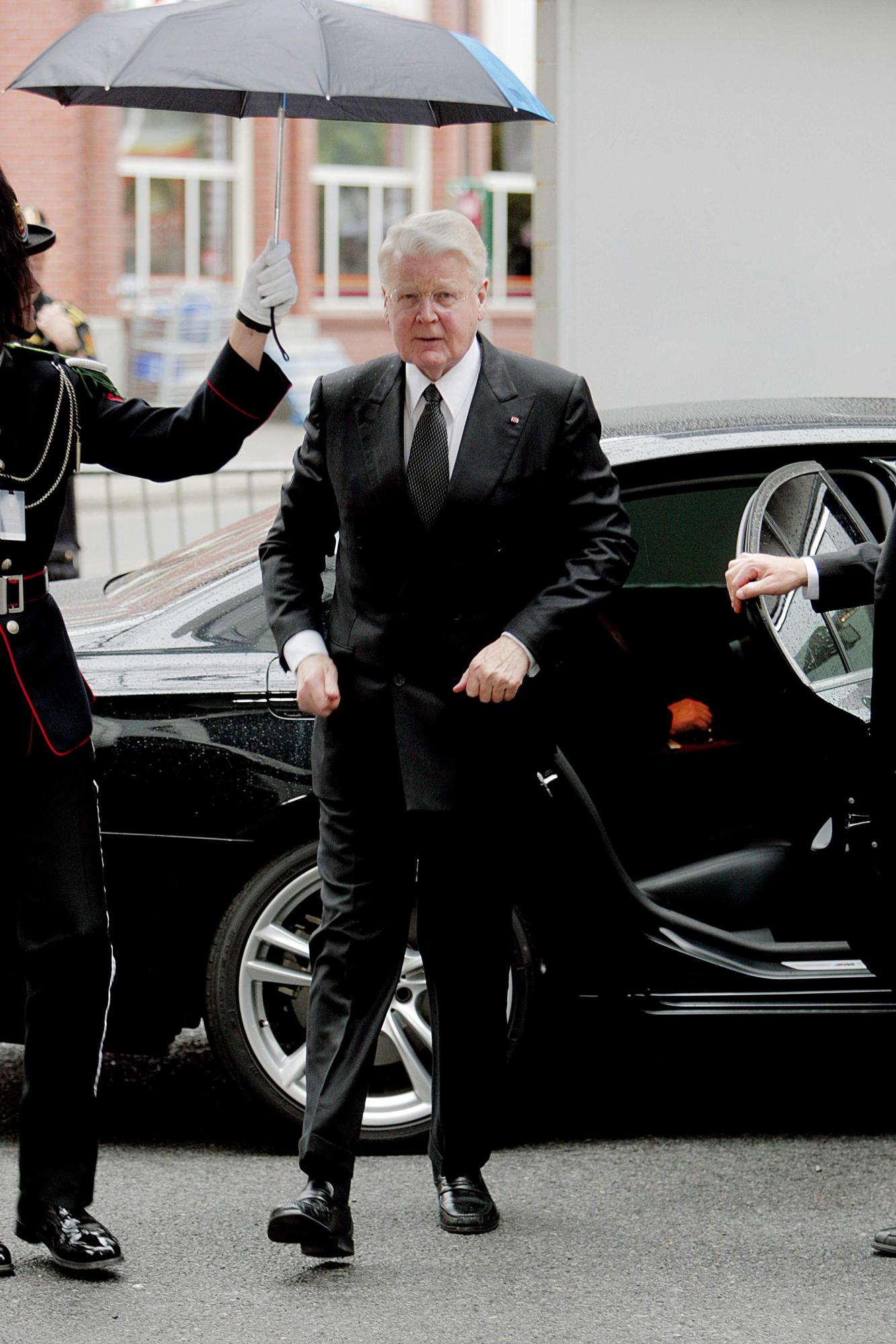 冰岛前总理被控玩忽职守出庭受审 总统称英荷强迫还债
