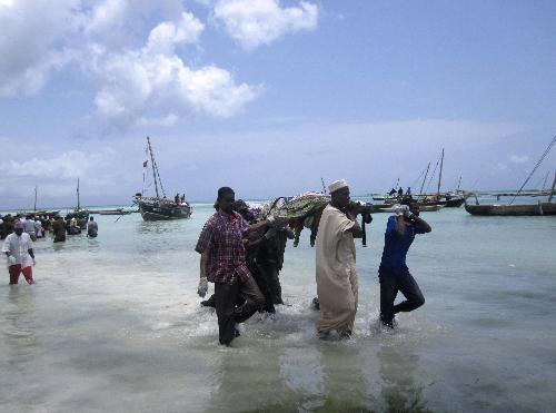坦桑尼亚沉船事故近200人死亡 或超载所致