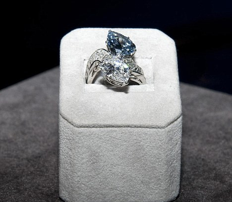 罕见蓝宝石钻戒首次亮相香港拍卖会 拍出近190万英镑高价