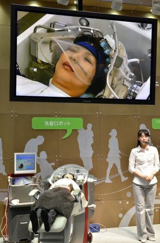 机器人美发师亮相日本 给行动不便者带来福音