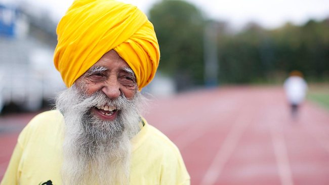 坚持长跑20余年 印度百岁老人创马拉松纪录