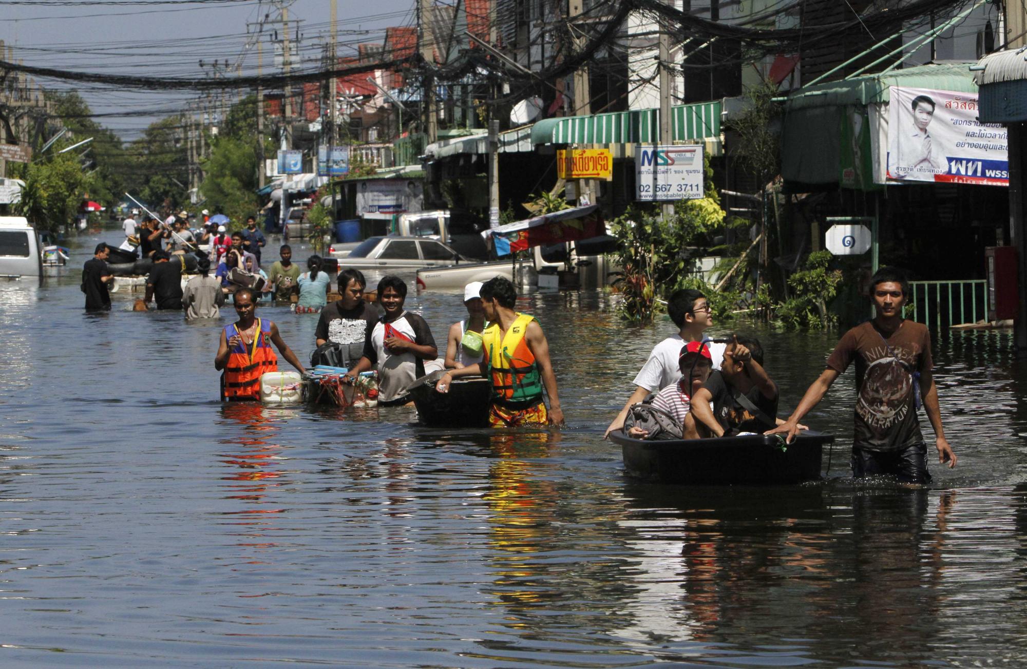 泰国总理称有信心战胜洪水 国王要求军队全力救灾