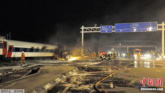 马来西亚火车与油罐车相撞 12人受伤34人失踪