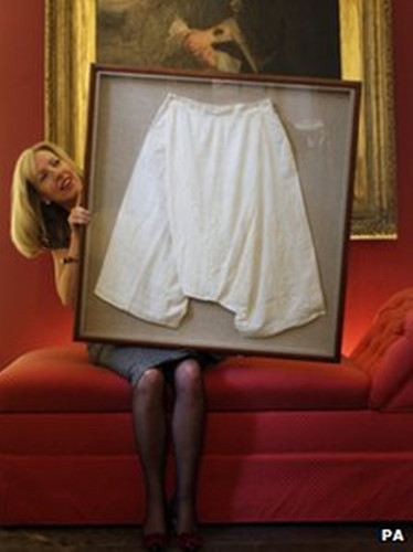 英国维多利亚女王内裤以近万英镑高价拍卖(图)
