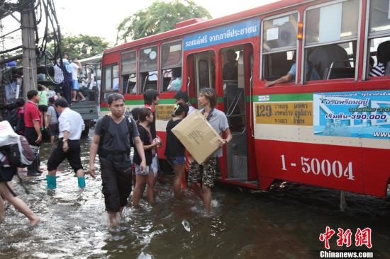 泰国大城府洪水消退 曼谷继续抗洪市中心仍危急