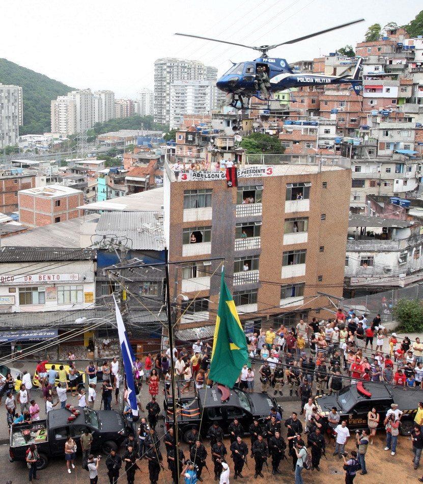 巴西装甲车进驻最大贫民窟 为世界杯和奥运会“清场”