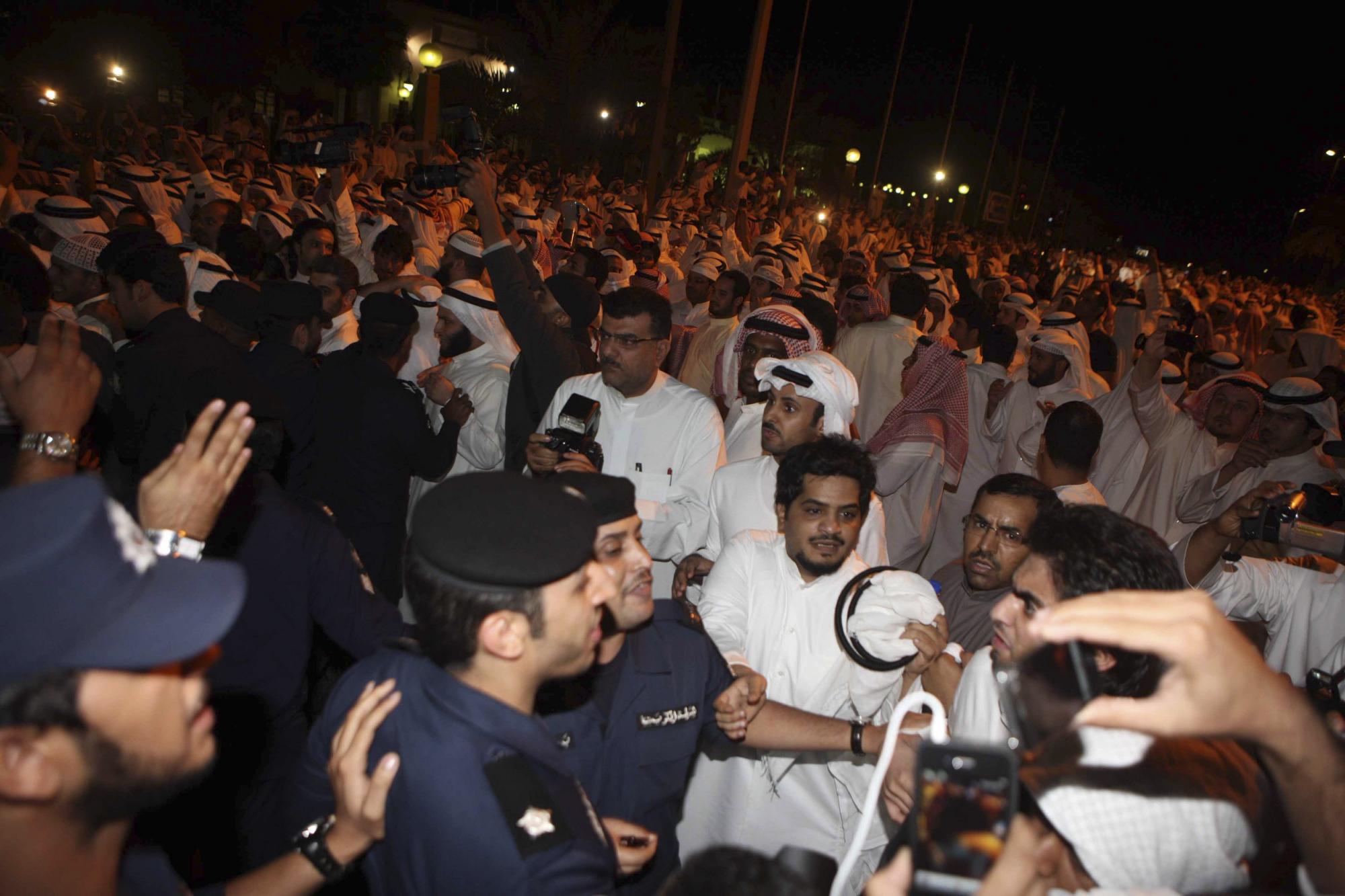 科威特数百示威者闯议会 要求“六进宫”首相辞职