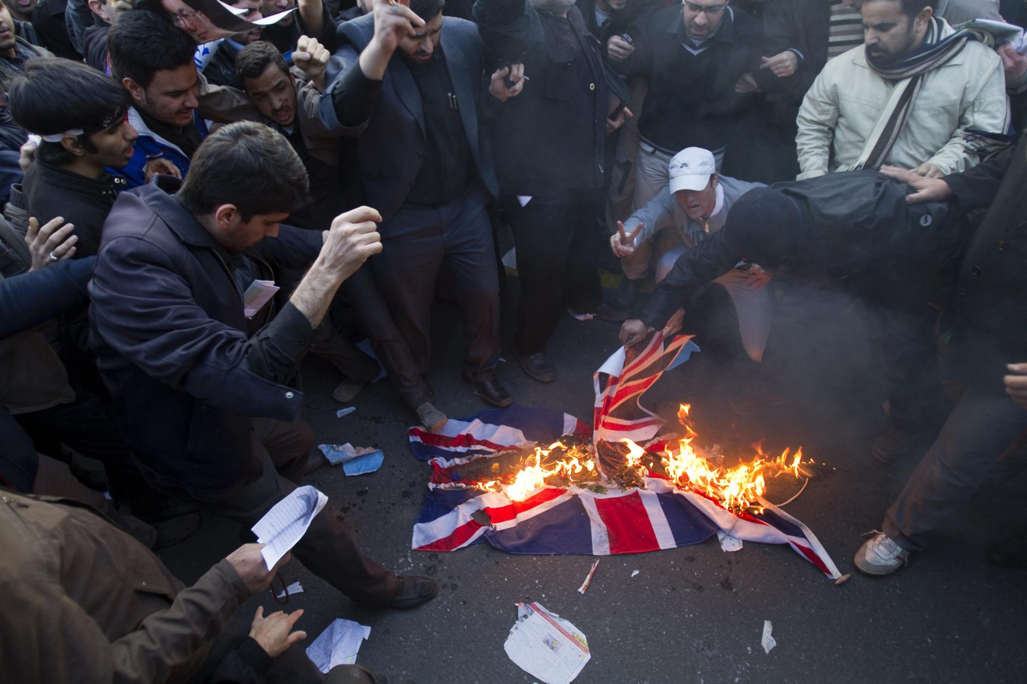 国际社会谴责伊朗学生冲击英使馆事件 英单边制裁肇祸