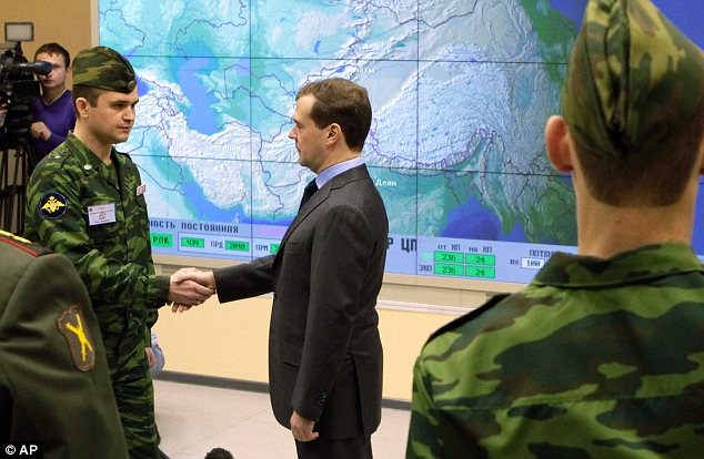 俄总统亲手启动导弹预警雷达 强硬回应美反导部署