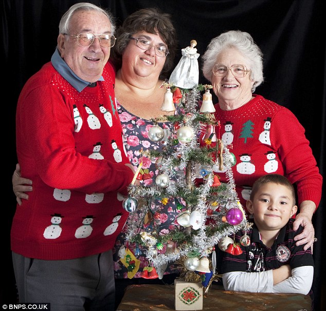 英国老夫妇收藏“长寿”圣诞树 历经74载仍完好无损