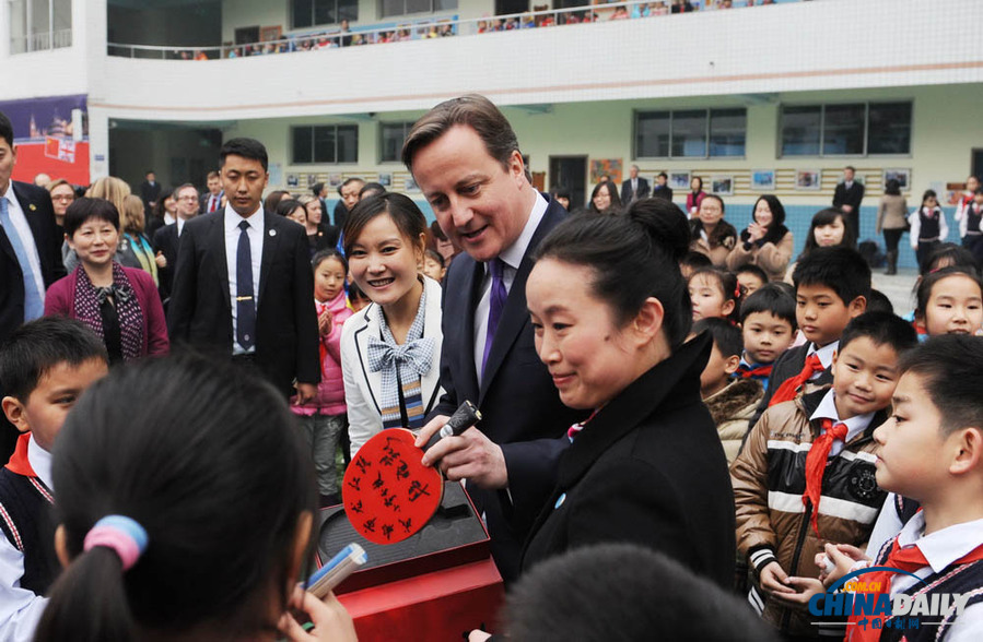 卡梅伦访问成都与中国小学生交流互动打乒乓球