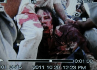利比亚当局攻下苏尔特 媒体称卡扎菲伤重身亡