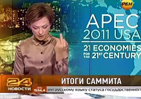 图：俄罗斯女播音员读奥巴马名字时竖中指