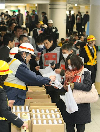 东京举行地震避难万人演习