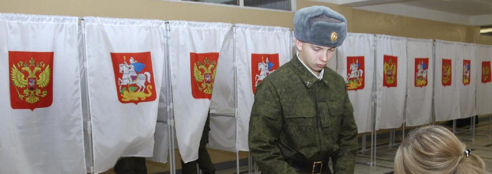 一名士兵在参加提前投票