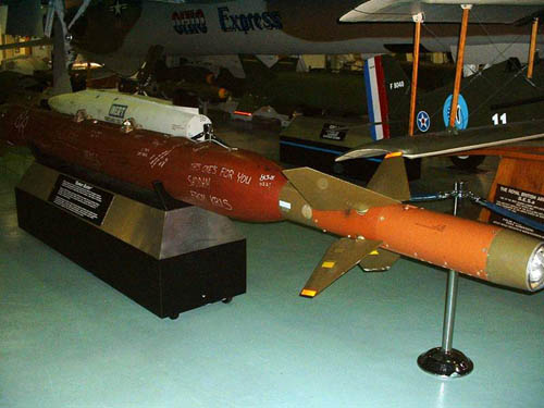 美军gbu-28型"掩体粉碎机"钻地弹美军f-15战斗机投掷gbu-28型"掩体