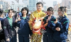 八一跳伞队员成澳门学生偶像:都是帅哥靓女