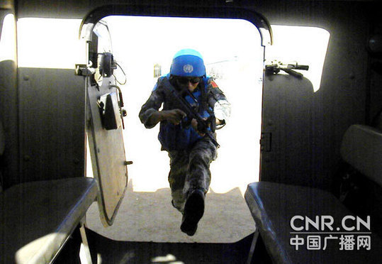 我赴苏维和大队警卫中队通过防卫技能测试