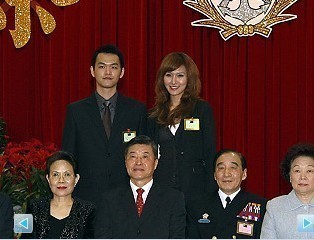 台军举行晋升典礼 将官女儿惊艳全场